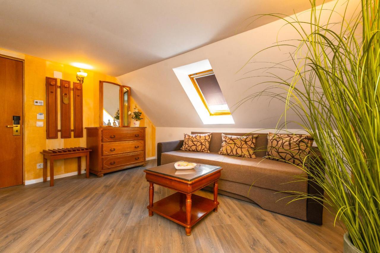 Hotel Korona Сигишоара Экстерьер фото